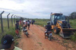 Famílias paralisam ação de homens que extraíam areia ilegalmente no acampamento Antônio Pinto (PB) Famílias paralisam ação de homens que extraíam areia ilegalmente no acampamento Antônio Pinto (PB)