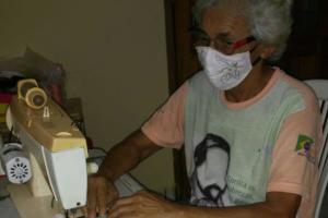 Máscaras de proteção feitas por famílias camponesas também são distribuídas no Sertão de Pernambuco Máscaras de proteção feitas por famílias camponesas também são distribuídas no Sertão de Pernambuco