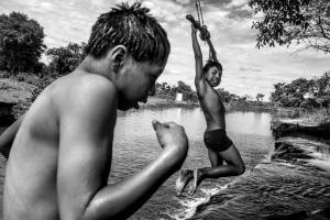 Exposição fotográfica no Uruguai expõe frases anti-indígenas de políticos brasileiros