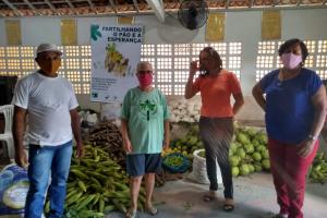 Comunidade que vive conflito agrário doa mais de uma tonelada de alimentos a famílias da periferia de Moreno (PE) Comunidade que vive conflito agrário doa mais de uma tonelada de alimentos a famílias da periferia de Moreno (PE)